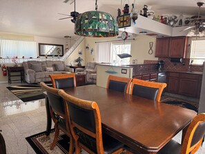 Interior - Serenity Stay Tarpon Springs is a 3-bedroom 3 bath house with AC (Tarpon Springs)