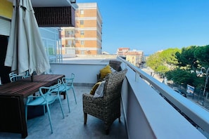 A balcony with a table, chairs, and a wicker chair. - Casa degli ASPRI - apartment in the center of Vasto (Vasto)