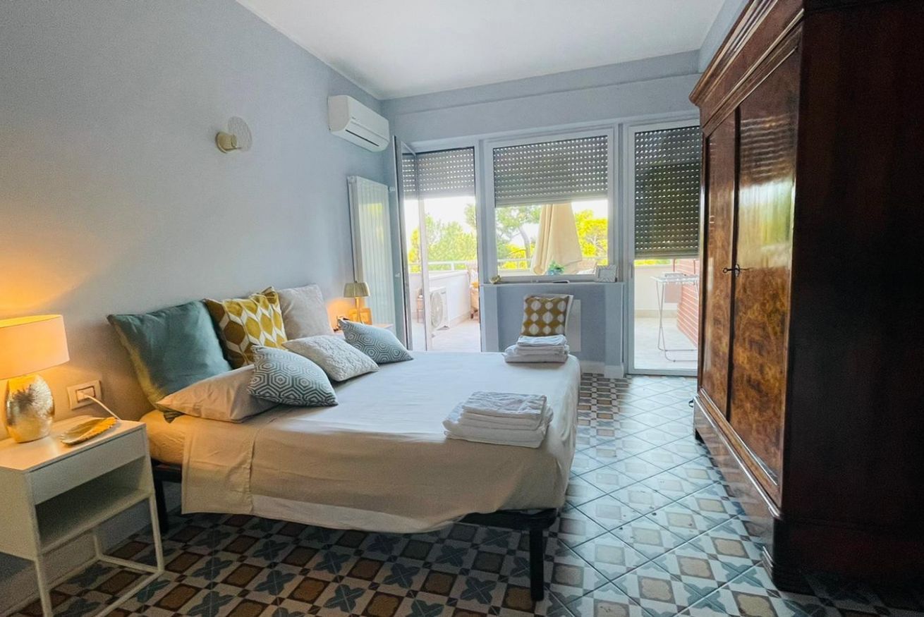 Une chambre à coucher avec un lit, une table de chevet et une armoire.