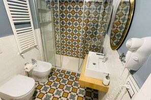 A bathroom with a toilet, bidet, shower enclosure, sink, and a hairdryer. - Casa degli ASPRI - apartment in the center of Vasto (Vasto)