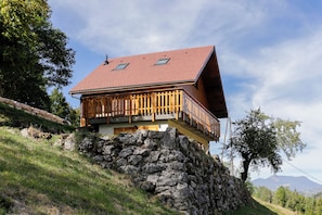 A chalet with a sloped roof, wooden balcony, and stone foundation. - Jacques’s Treasure: A cosy, renovated chalet in the Chartreuse (Saint-Pierre-d'Entremont)