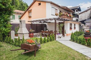 Outdoor dining - Gotar Apartment with Garden (Kobarid)