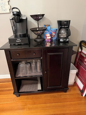 Une petite cuisine équipée d’une machine à café, d’une machine Keurig, d’un panier et d’une boîte de McFlurry.