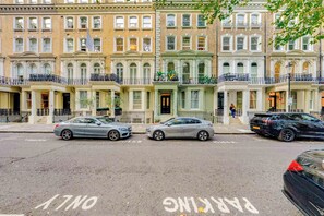 A row of multi-story townhouses with a street in front. - Prime 2BR Haven Harrods on your doorstep (Greater London)