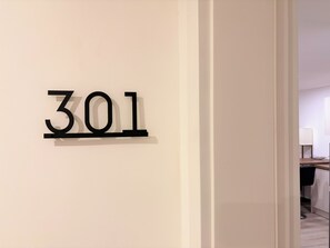 A wall-mounted number sign indicating room 301. - City Suite Walk 2 Beach Downtown CasaAmarilla301 (Oranjestad)