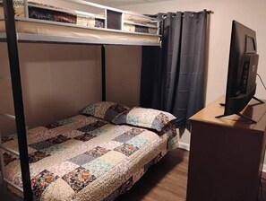 Room - 3 bedroom, 2 bathroom large fenced in yard, pet friendly. 15 miles to Fort Bragg (Lillington)
