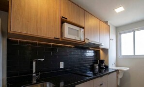 Private kitchen - Studio in Condo. w/ Pool & City View Cjg0904 (Porto Alegre)