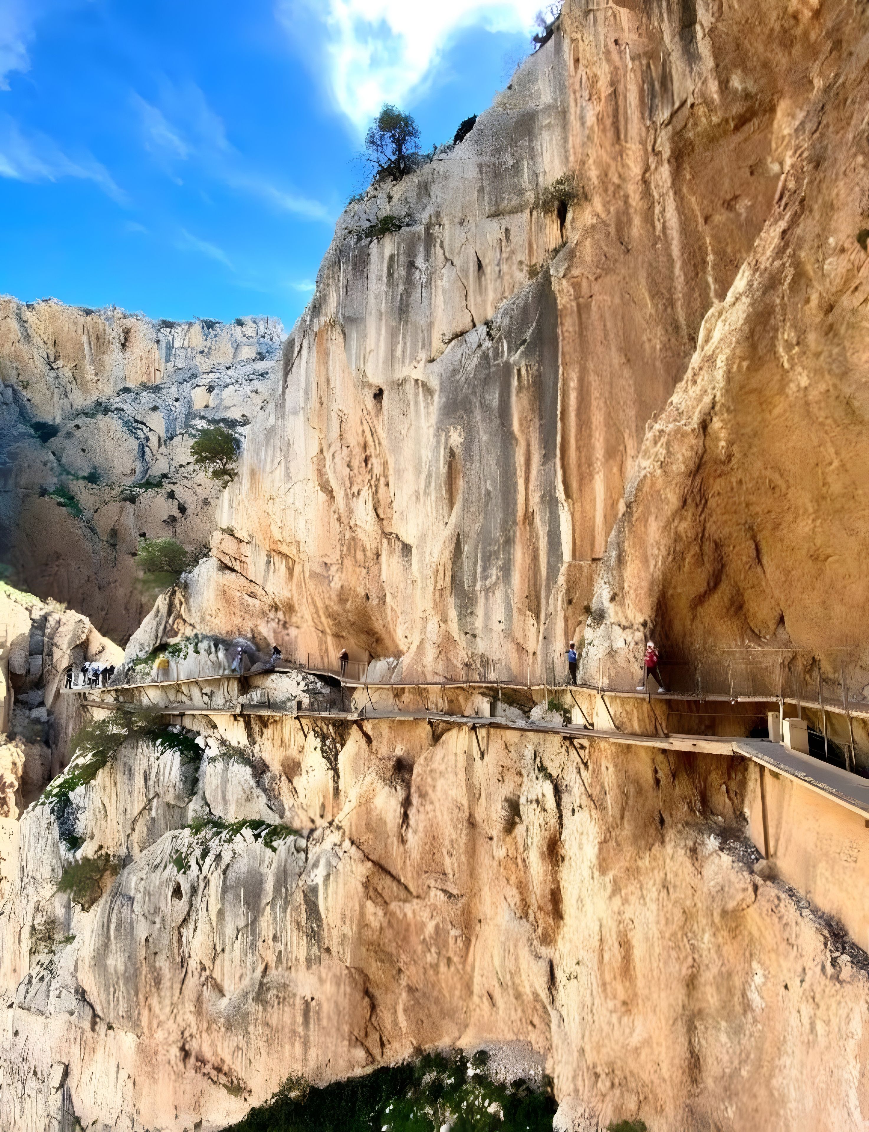 Eine schmale Fußgängerbrücke über einer Schlucht mit steilen Felswänden.