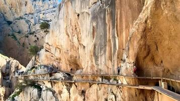 Eine schmale Fußgängerbrücke über einer Schlucht mit steilen Felswänden.