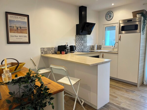 Private kitchen - Vrbo Property (Saint-Aubin-sur-Mer)