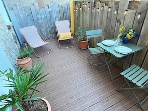 Outdoor dining - Vrbo Property (Saint-Aubin-sur-Mer)