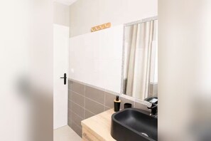 Bathroom - Vrbo Property (Nîmes)