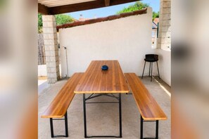 Outdoor dining - Vrbo Property (Nîmes)