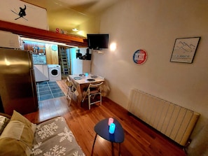 A compact living space with a dining area, kitchen, and a small seating area. - Arc 2000 Splendide 5* (Renovated) Ski-In/Ski-Out, Wi-Fi (Bourg-Saint-Maurice)