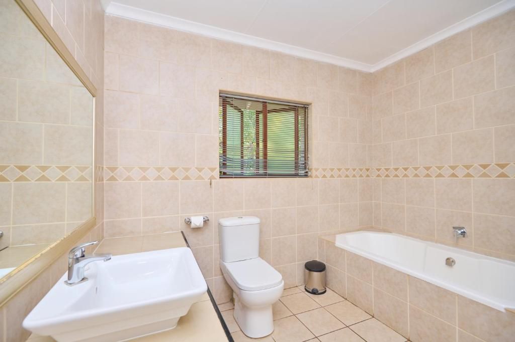 Un baño con inodoro, lavabo y bañera.
