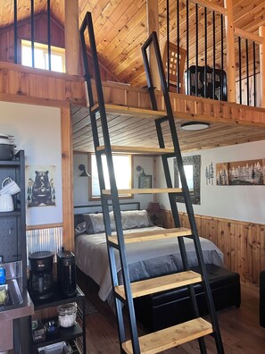 Room - CozyHunter’s Hangout, Cabin #2 (Lenore)