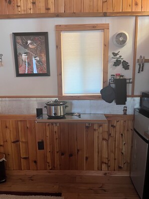 Private kitchen - CozyHunter’s Hangout, Cabin #2 (Lenore)