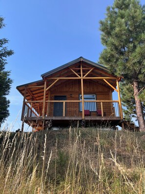 Exterior - CozyHunter’s Hangout, Cabin #2 (Lenore)