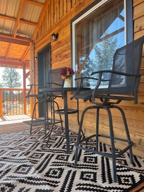 Outdoor dining - CozyHunter’s Hangout, Cabin #2 (Lenore)