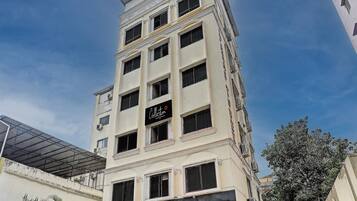 Un edificio de varios pisos con un letrero que dice 'Collection'.