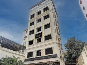 A multi-story building with a sign that reads 'Collection.' - Super Townhouse Vaishnavi (Hyderabad)