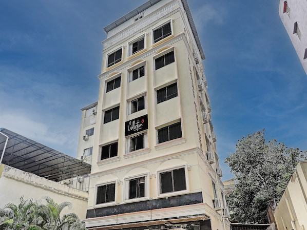 A multi-story building with a sign that reads 'Collection.' - Super Townhouse Vaishnavi (Hyderabad)