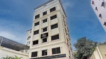 Un edificio de varios pisos con un cartel que indica una tienda insignia o colección.