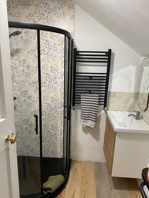 Bathroom - Marvelous wooden cabin, immersed in nature, in Whitegate perfect for a getaway (Whitegate)