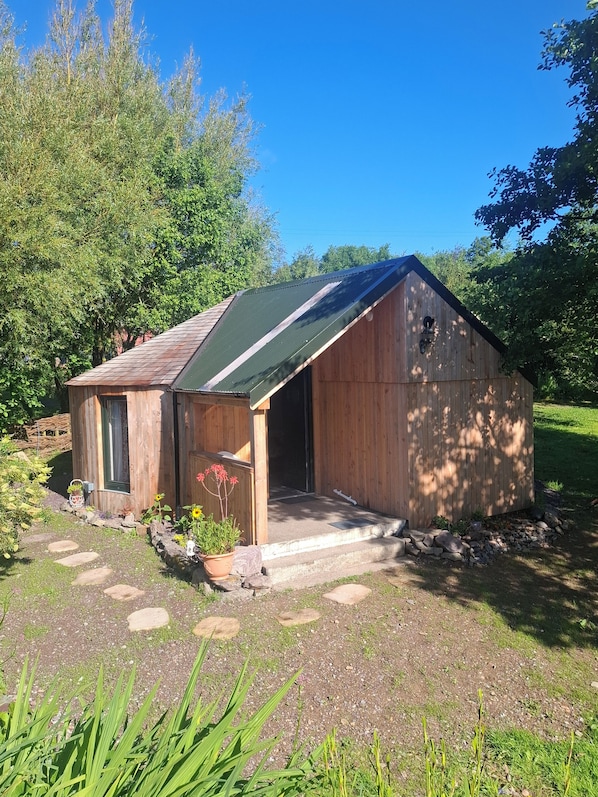 Exterior - Marvelous wooden cabin, immersed in nature, in Whitegate perfect for a getaway (Whitegate)