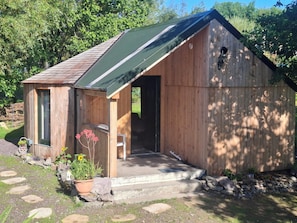 Exterior - Marvelous wooden cabin, immersed in nature, in Whitegate perfect for a getaway (Whitegate)