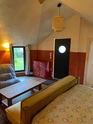 Room - Marvelous wooden cabin, immersed in nature, in Whitegate perfect for a getaway (Whitegate)