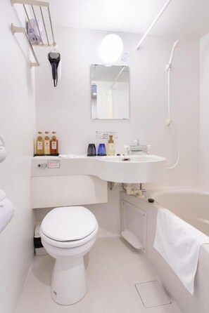 Et moderne badeværelse med toilet, vask og badekar.