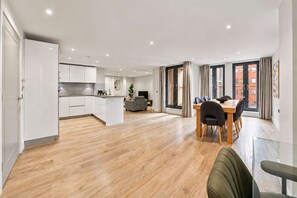 Eine moderne Wohnung mit offener Küche, Essbereich und Wohnraum.
