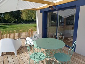 Outdoor dining - Vrbo Property (Bains-sur-Oust)