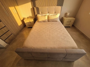 A bedroom with a bed, bedside tables, and a headboard. - Private 3-Bedroom Apartment at Golf Resort with Pool 301 (Cocoli)