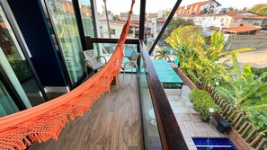 A hammock on a balcony with a view of the city. - Condominio Merepe Residence - Porto de Galinhas (Ipojuca)