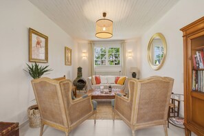 Living area - Vrbo Property (Ver-sur-Mer)