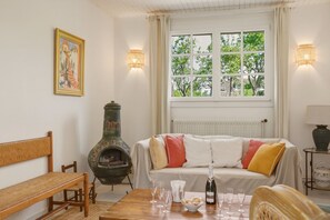 Living area - Vrbo Property (Ver-sur-Mer)
