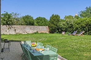 Outdoor dining - Vrbo Property (Ver-sur-Mer)