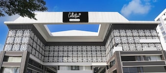 Deluxe Hotel Signature
