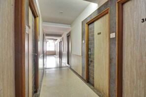 Corredor com portas numeradas 305 e 302, que dão acesso aos quartos.