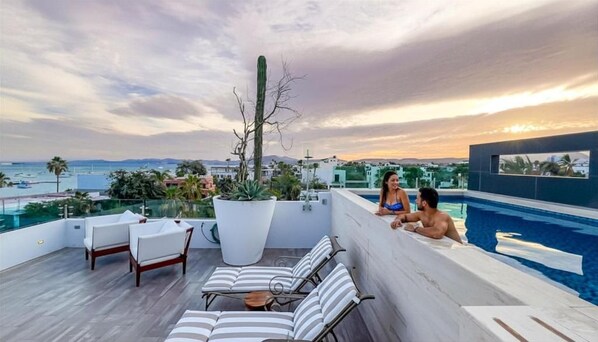 A rooftop terrace with a pool, lounge chairs, and a cactus. - Casa Altamar Rooftop Villa 3BR (La Paz)