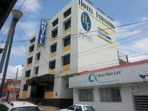A multi-story building with a prominent 'Hotel Fernando' sign, a 'Hotel Fernandinho' sign, and a 'Alfa New Life' store. - Hotel Fernando (Tuxtla Gutiérrez)