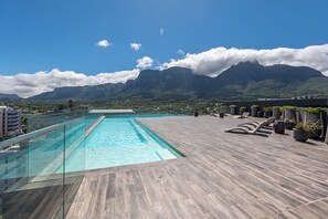 A rooftop pool with a clear view of mountains in the background. - Newlands Peak Studio with Gym (Cape Town)