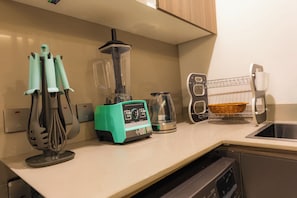 A kitchen with a multifunction blender, a kettle, and a basket rack. - Beaufort Ridge (Accra)