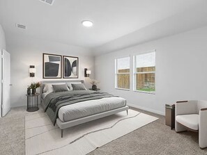 Une chambre à coucher moderne, avec un lit, des tables de chevet, une chaise et une fenêtre avec des stores.