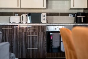 Room - Sleek Spacious 2BR Apartment in Liverpool (Liverpool)