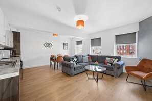 A modern apartment with a kitchen, dining area, and living room. - Sleek Spacious 2BR Apartment in Liverpool (Liverpool)