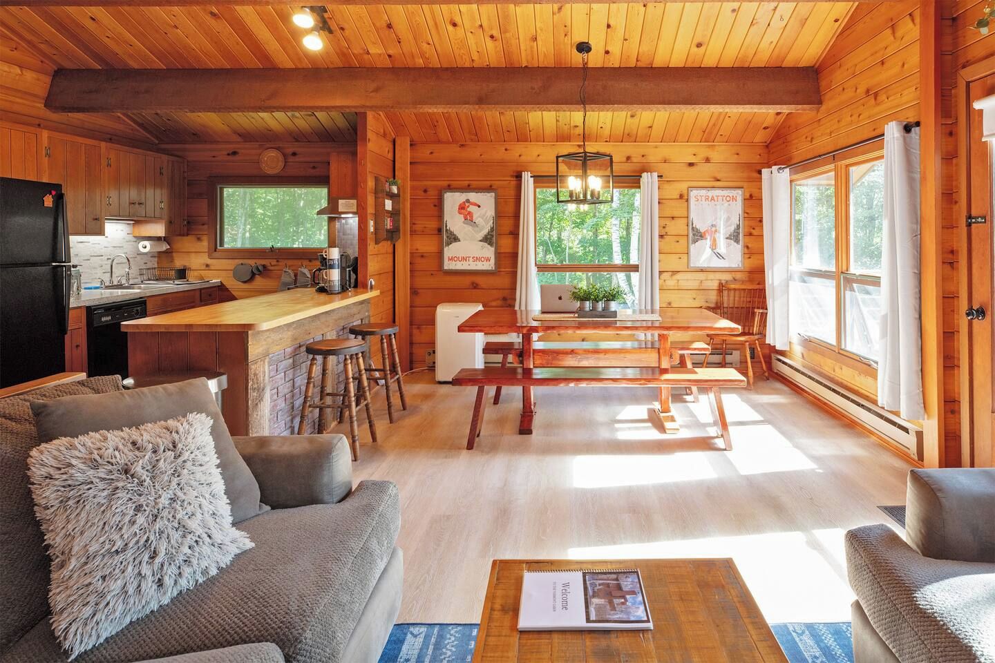 Ein Ferienhaus-Innenraum mit Küche, Essbereich und Sitzgelegenheiten.