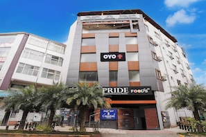 Un edificio de hotel con un cartel que dice 'OYO Hotel' y 'Coastal Grand Hotel & Resorts'.